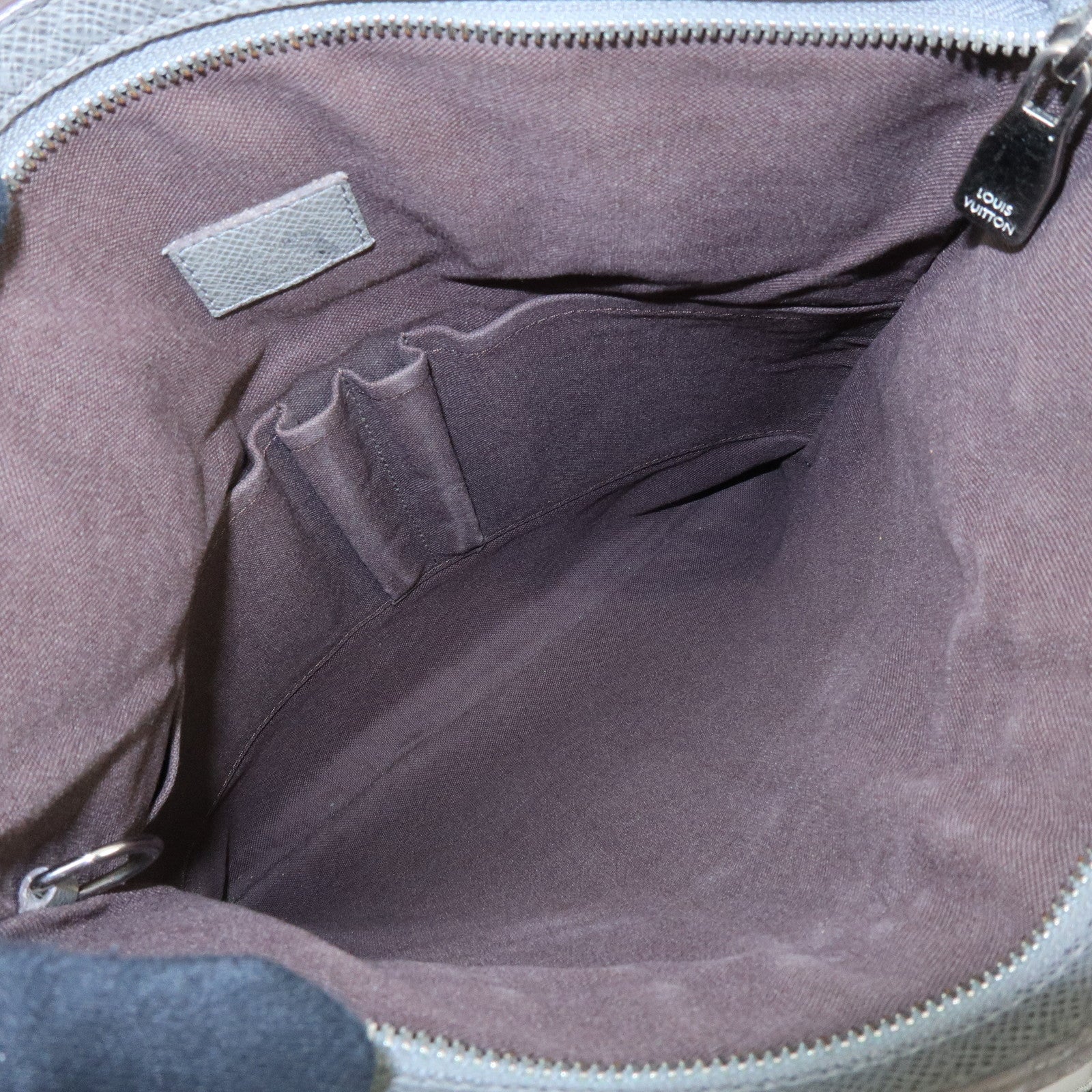Louis Vuitton Sasha Taiga  Leather Messenger Bag Glacier M32630