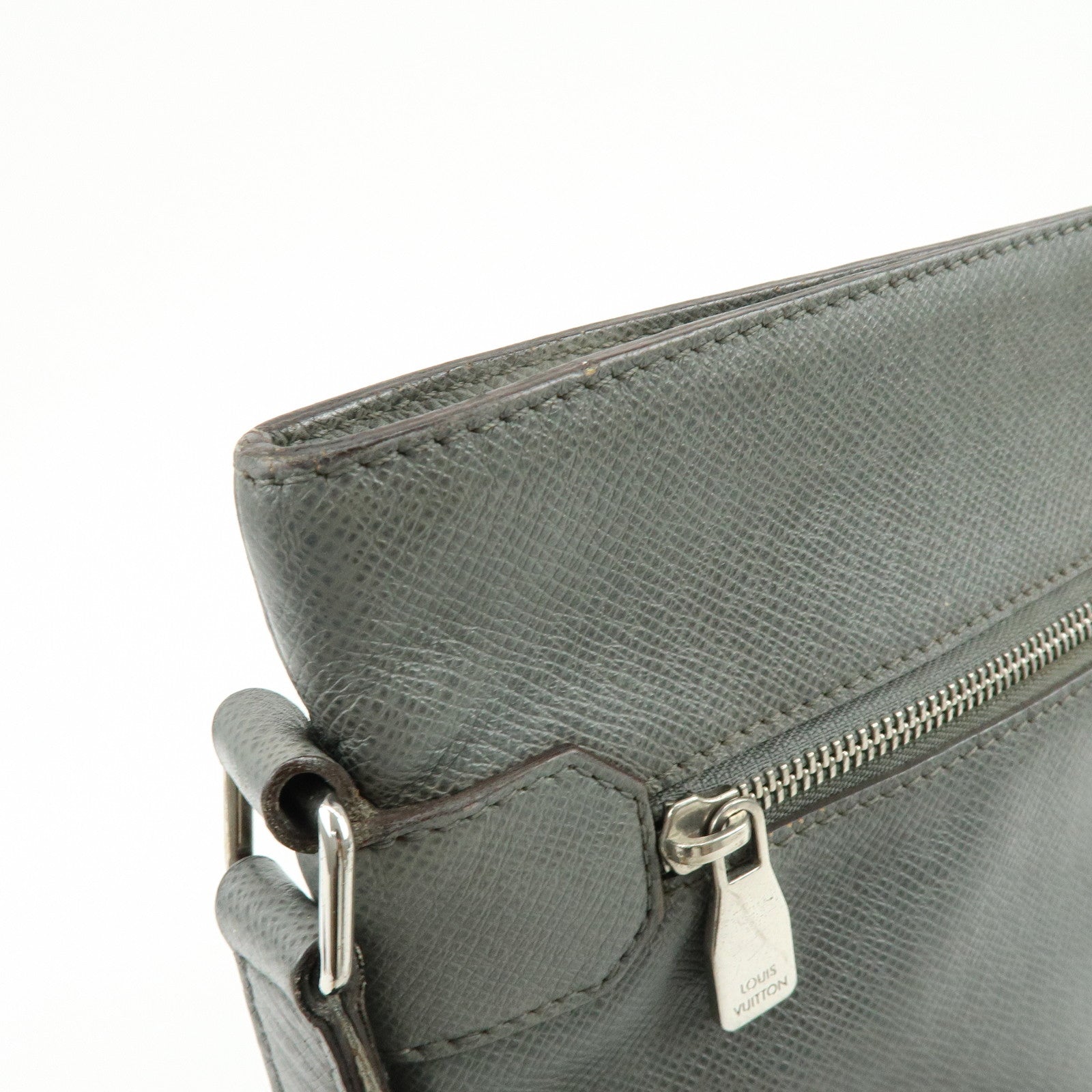 Louis Vuitton Sasha Taiga  Leather Messenger Bag Glacier M32630