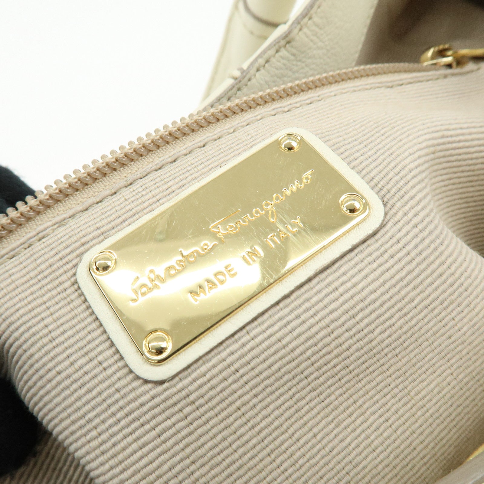 Ferragamo Gancini Leather Shoulder Bag Hand Bag Ivory