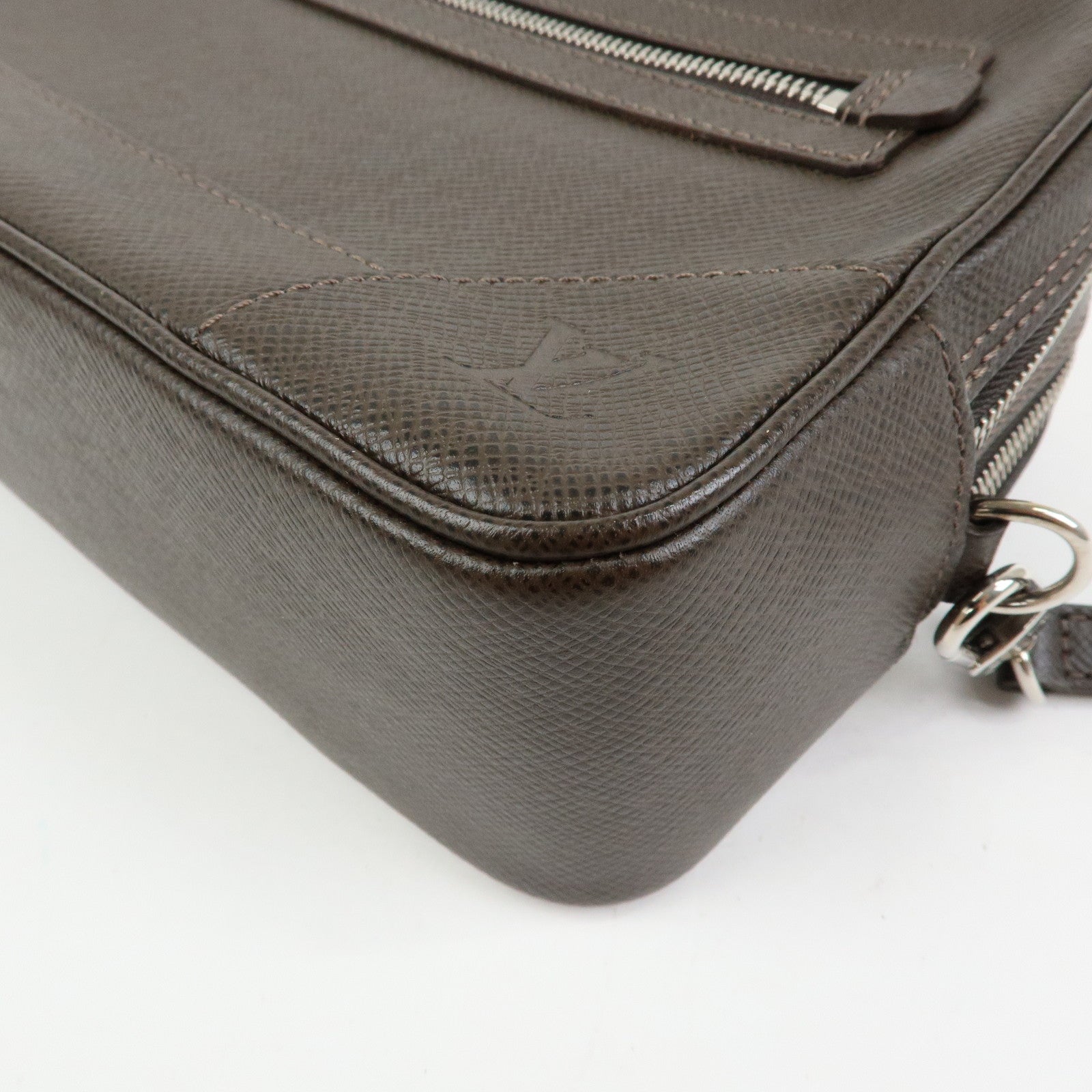 Louis Vuitton Taiga Neo Pavel Leather Clultch Bag Grizzly M31148