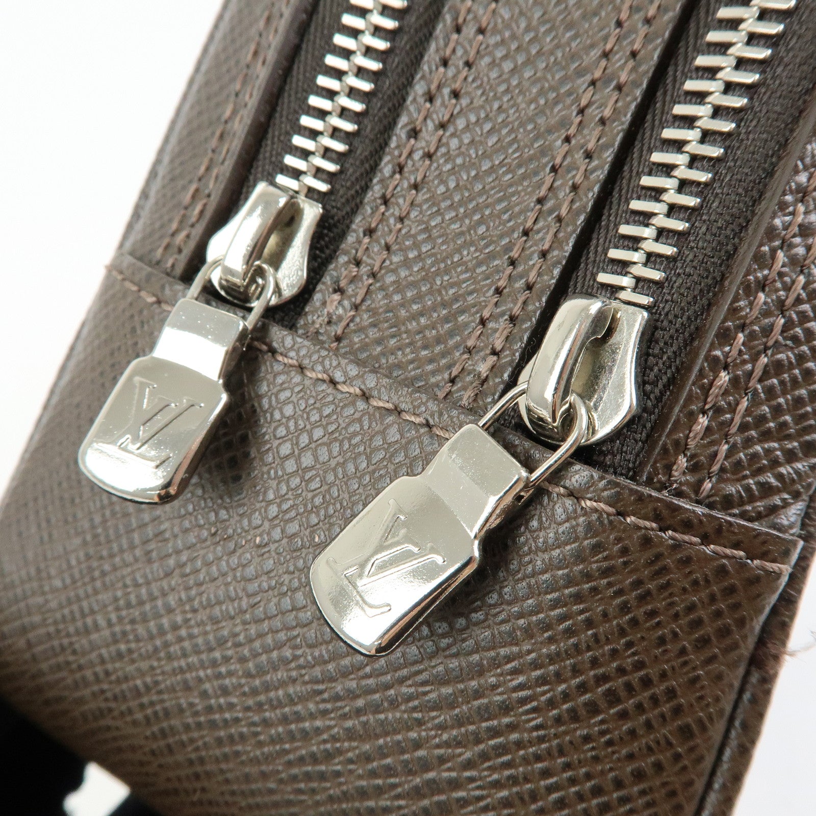 Louis Vuitton Taiga Neo Pavel Leather Clultch Bag Grizzly M31148
