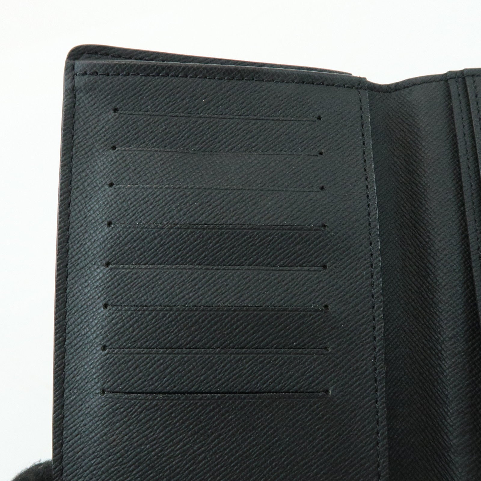 Louis Vuitton Taiga Portefeuille Long Bi-fold Wallet Noir M30541