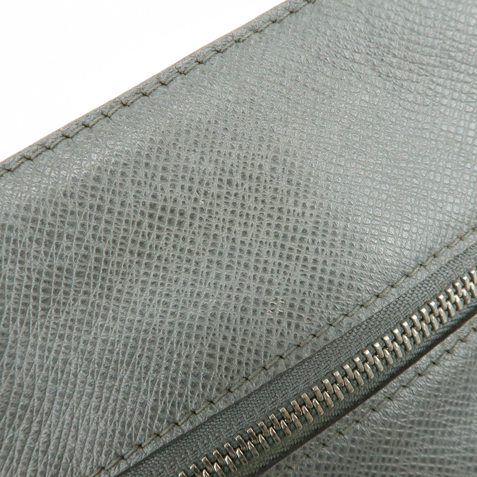 Louis Vuitton Sasha Taiga  Leather Messenger Bag Glacier M32630