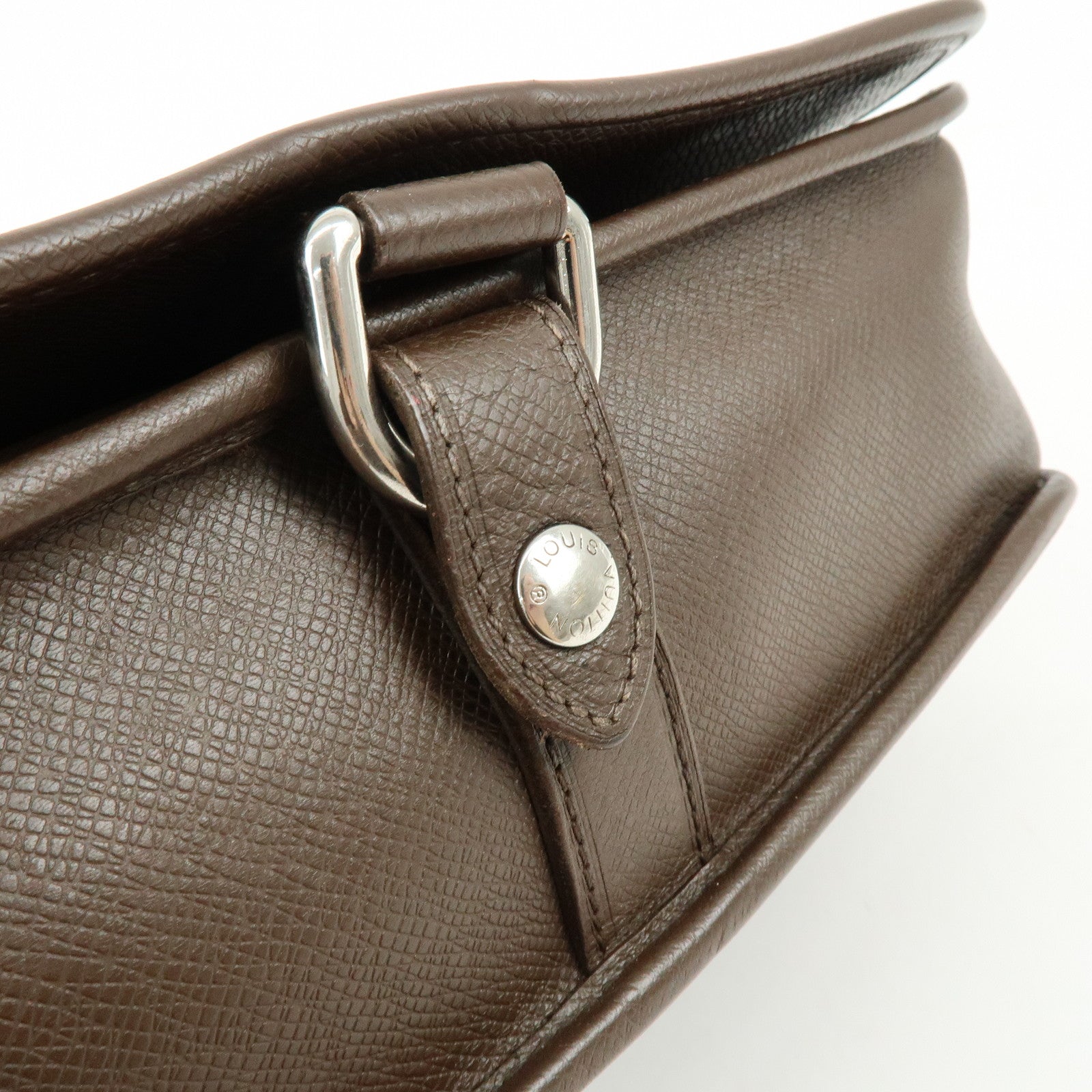 Louis Vuitton Taiga Andrei Shoulder Bag Crossbody Bag Grisly M32488
