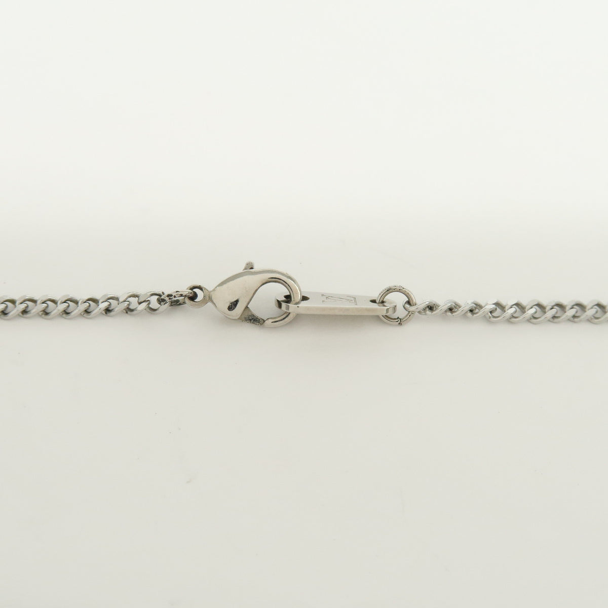 Louis Vuitton  Collier LV Award Metal Necklace Pendant Silver M00911