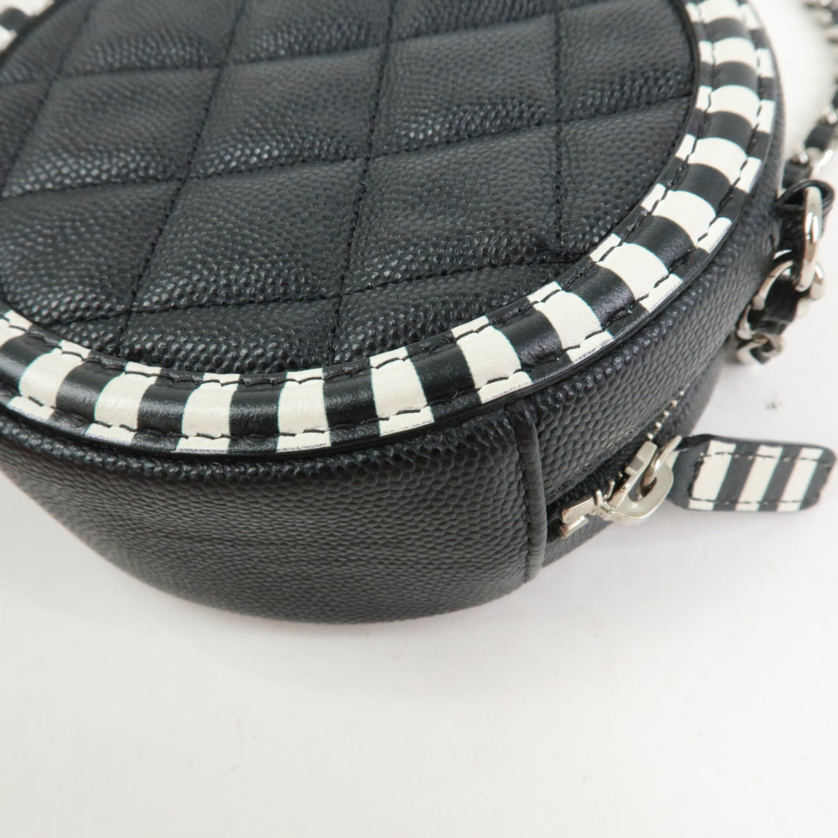 CHANEL CC Filigree Caviarskin Chain Leather Round Shoulder Bag AP0365