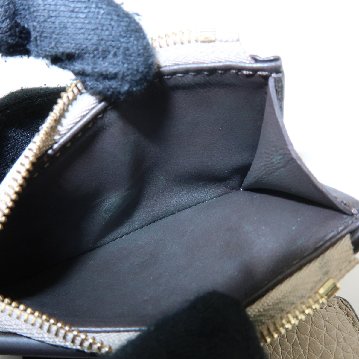 Louis Vuitton Portefeuille Capcines Galet Compact Wallet Galet M68747