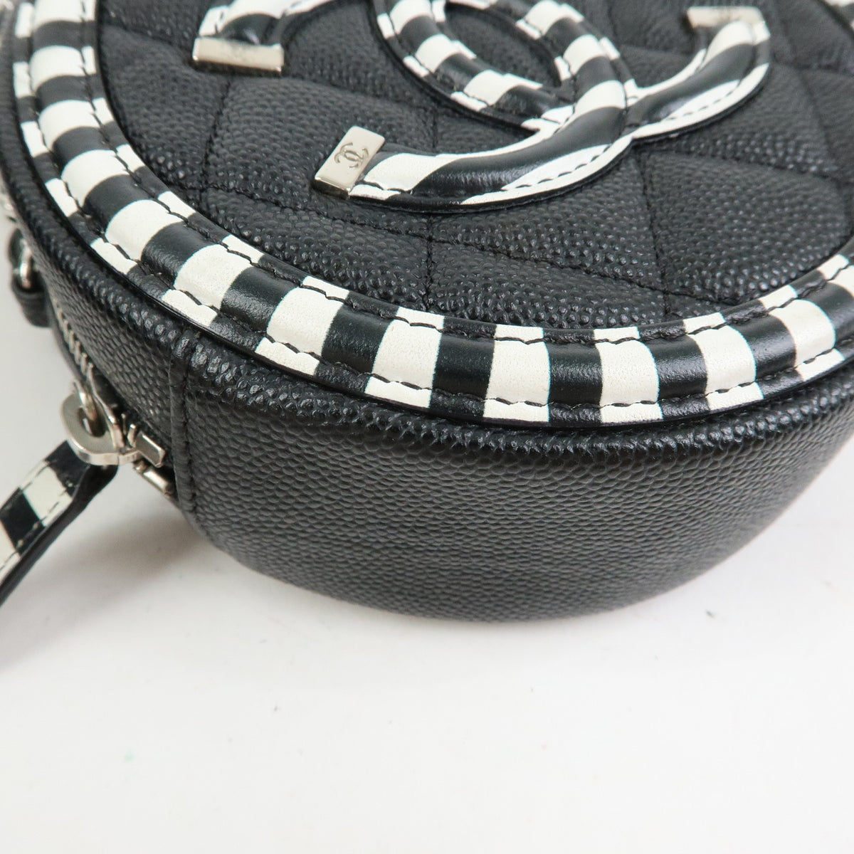 CHANEL CC Filigree Caviarskin Chain Leather Round Shoulder Bag AP0365
