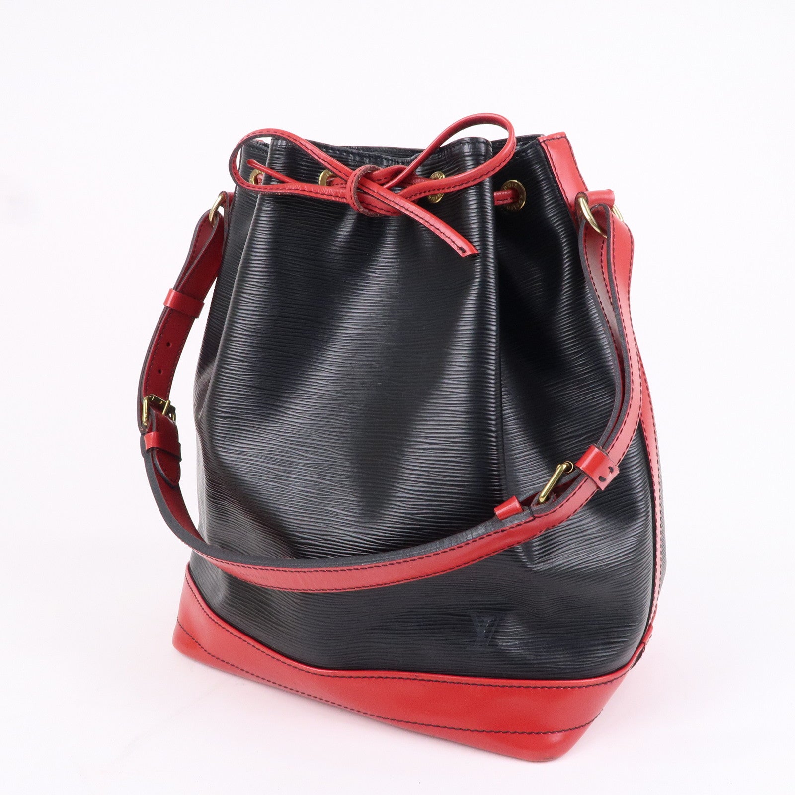 Buy [Bag] LOUIS VUITTON Louis Vuitton Epi Noe Shoulder Bag One Shoulder  Drawstring Bicolor 2 Tone Noir Castilian Red M44017 from Japan - Buy  authentic Plus exclusive items from Japan