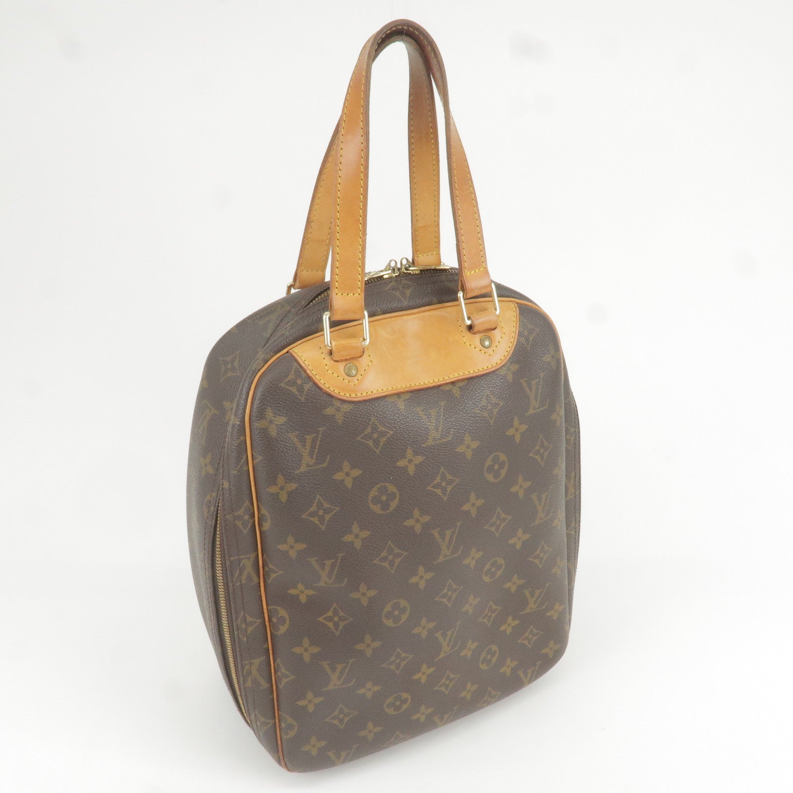 WHAT'S IN MY LOUIS VUITTON EXCURSION BAG