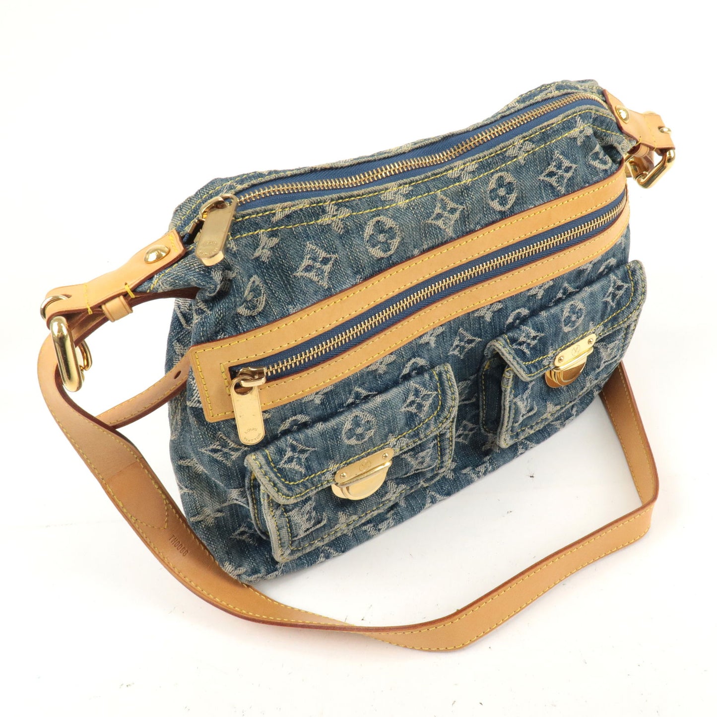 The Louis Vuitton denim Baggy is currently my FAVE summer bag. Looking