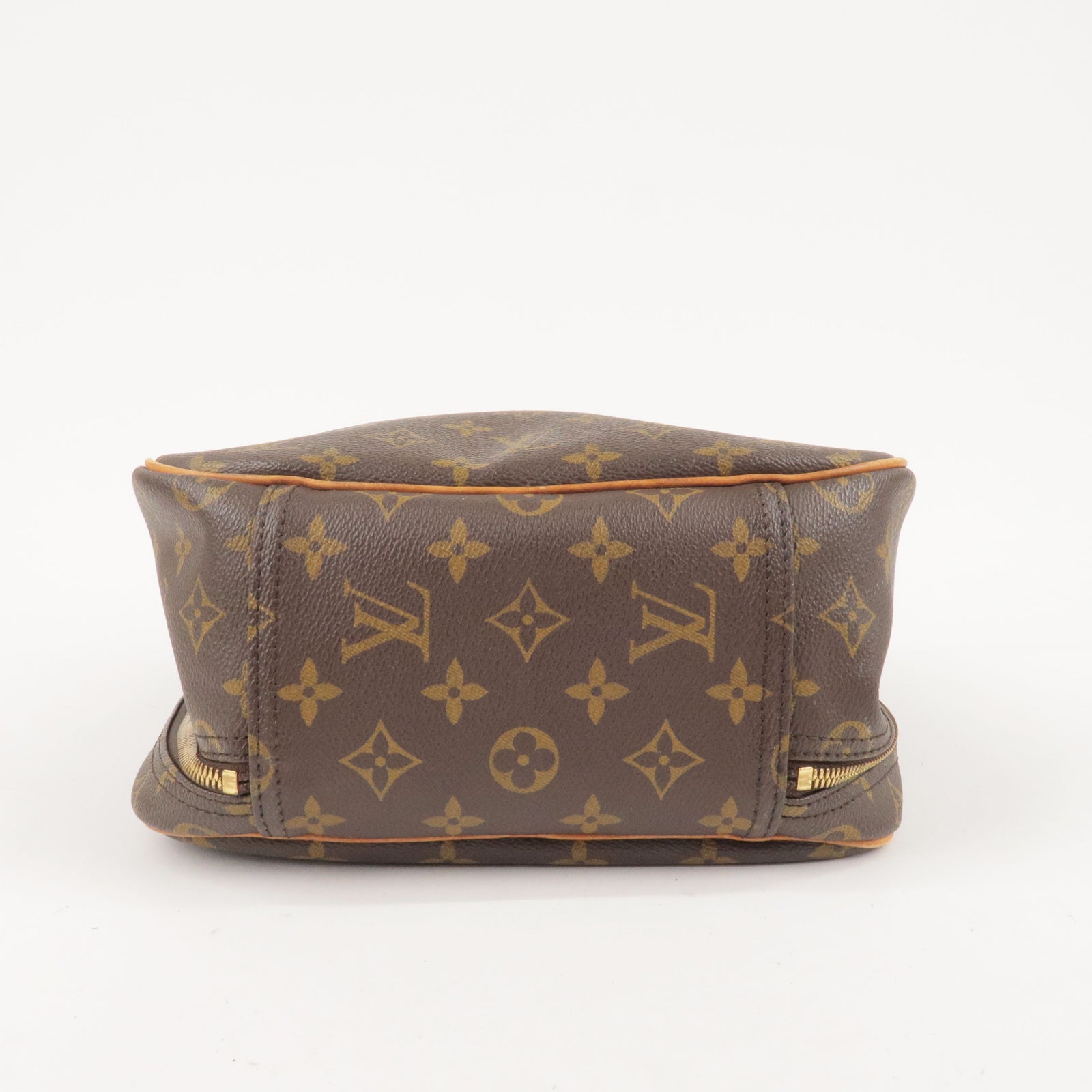 Louis Vuitton Excursion Shoulder Bags for Women