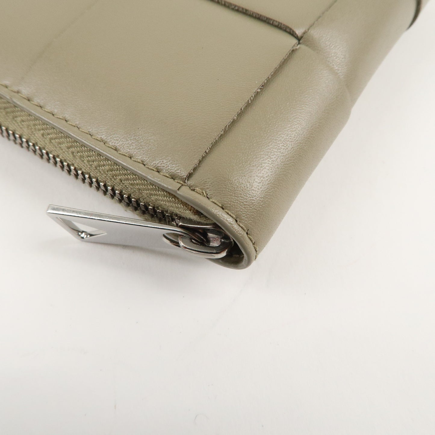 BOTTEGA VENETA Maxi Intrecciato Leather Round Zipper Wallet Kahki