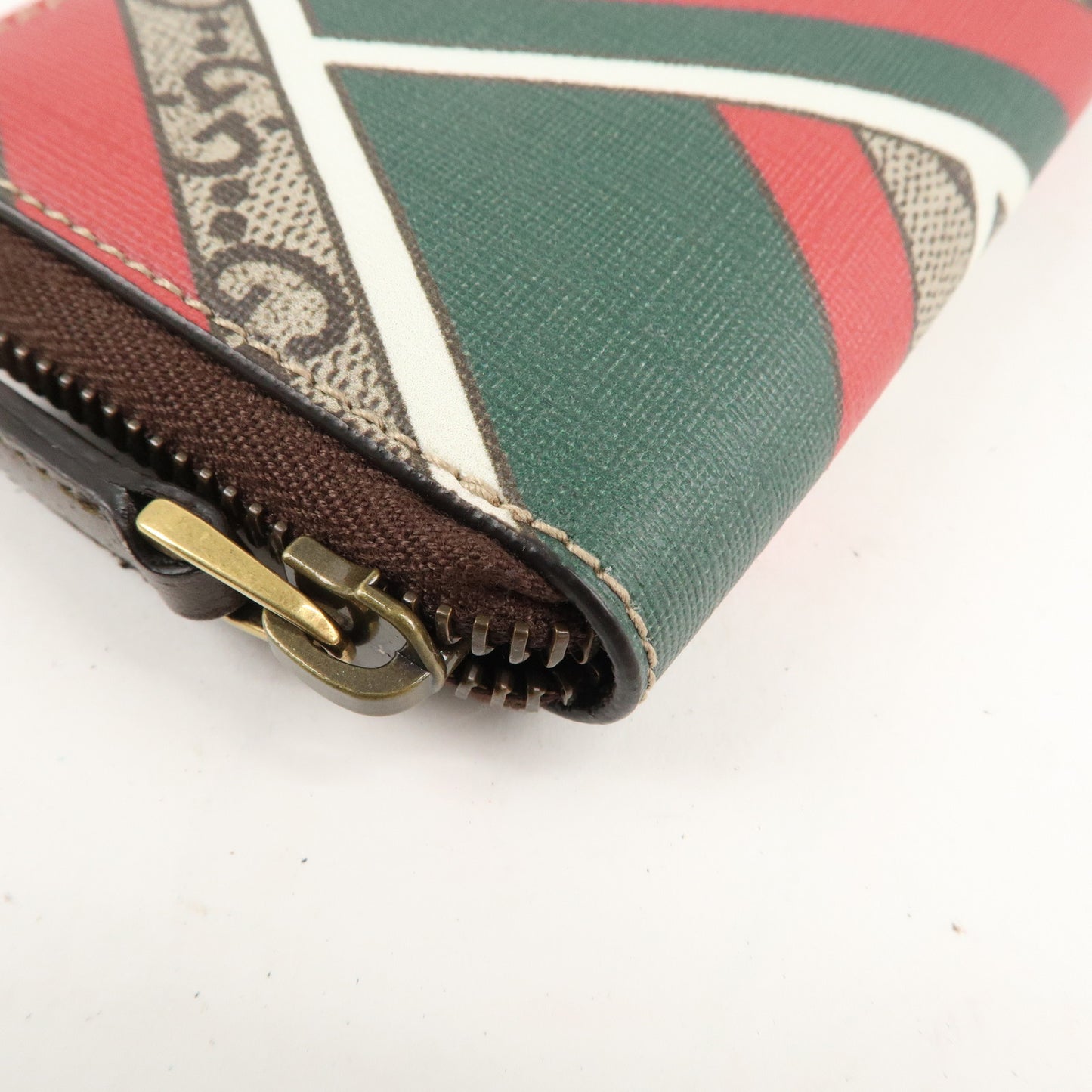 Gucci GG Chevron GG Supreme Round Zipper Coin Case 429232
