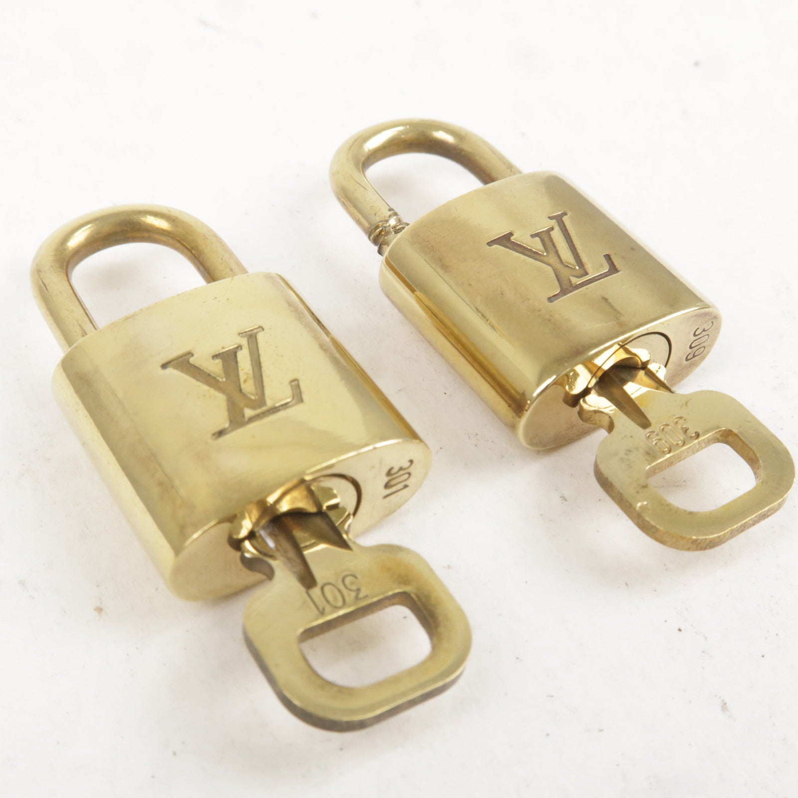 Louis-Vuitton-Set-of-10-Lock-&-Key-Cadena-Key-Lock-Old-Style – dct