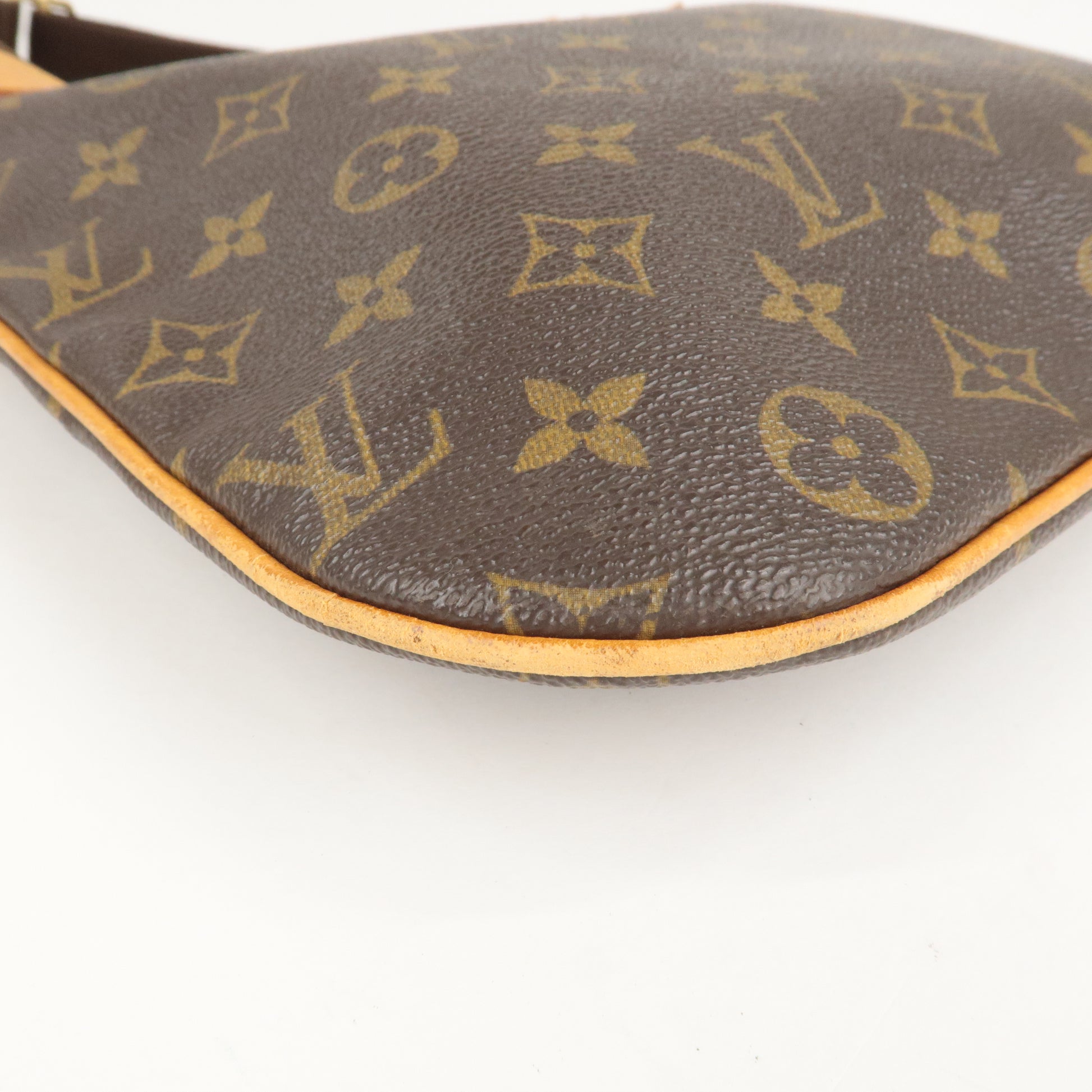 Chanel and Louis Vuitton Between Bites, Snack n' Schmooze: Celebs Carry  Dior, ShinShops - Louis Vuitton Monogram Pochette Bosphore Shoulder Bag  M40044