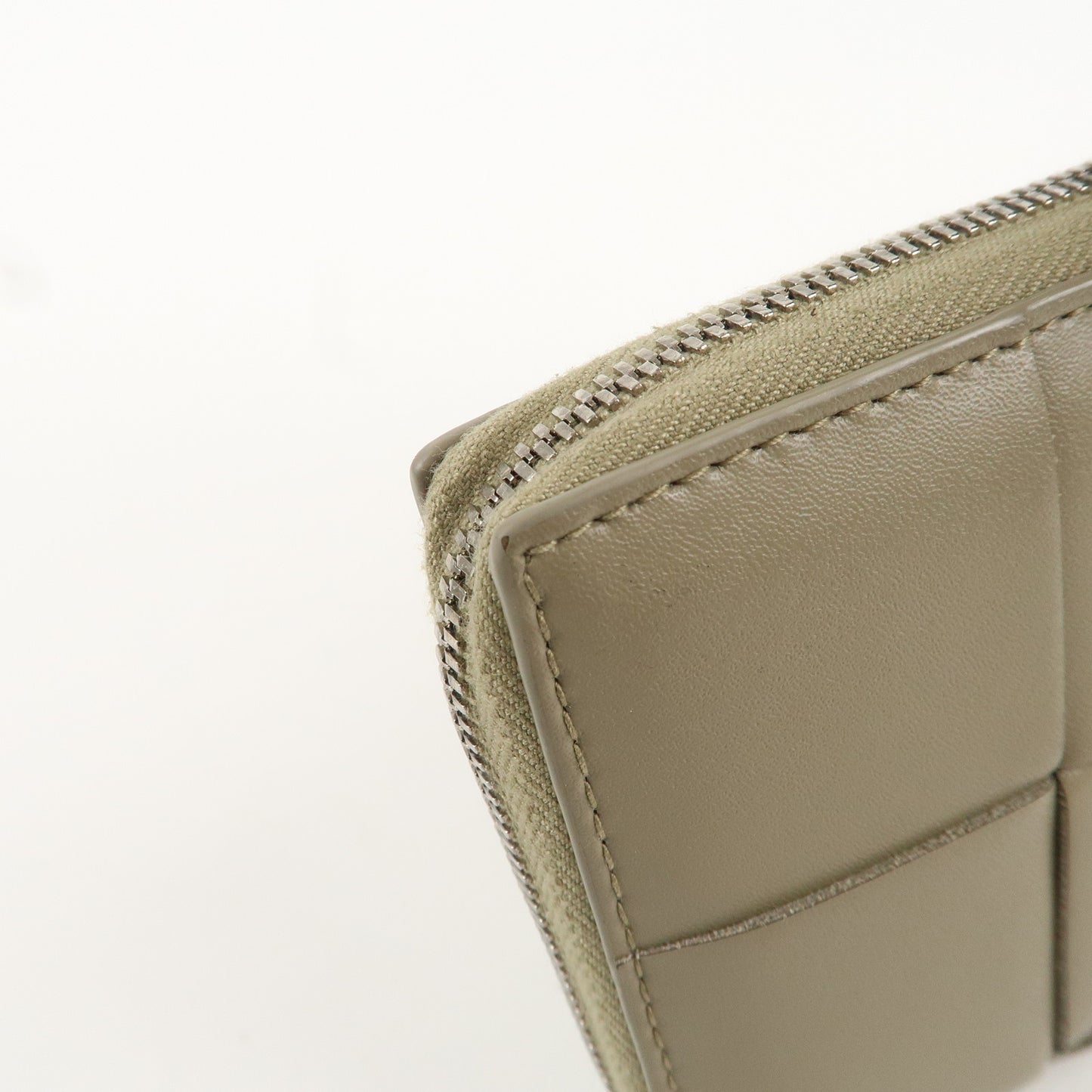 BOTTEGA VENETA Maxi Intrecciato Leather Round Zipper Wallet Kahki