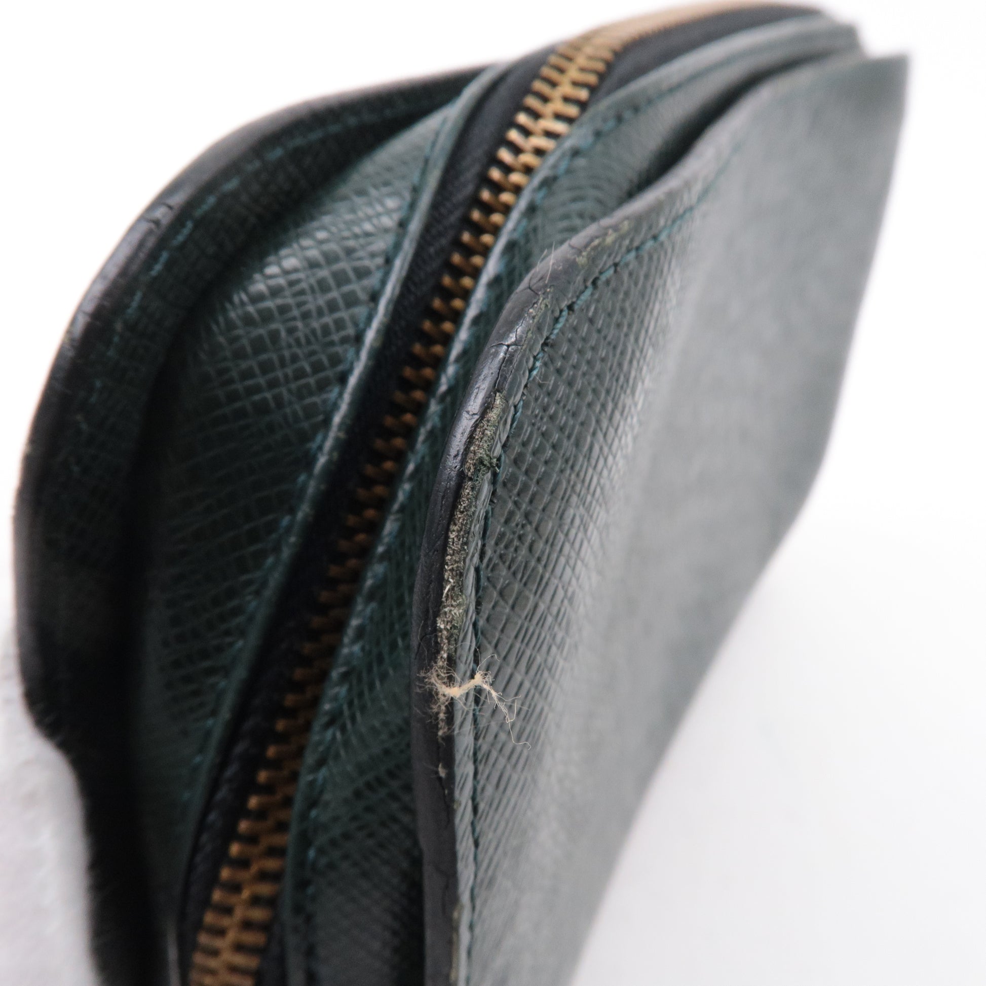 Authentic Louis Vuitton Taiga Leather Mens Zipper Zip Around