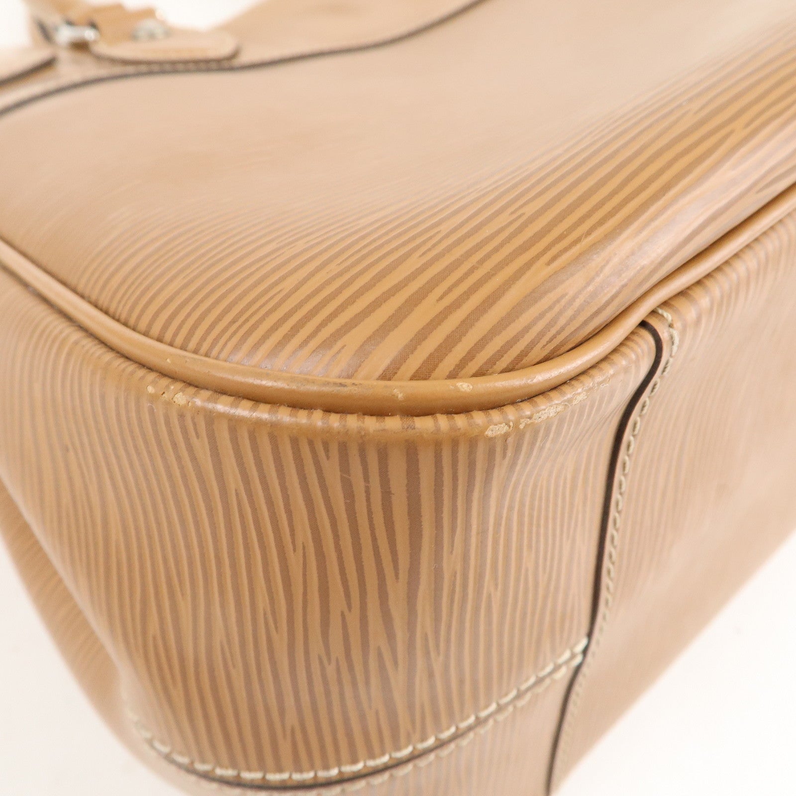 Louis Vuitton White Epi Leather Passy PM Bag 672lvs618 – Bagriculture