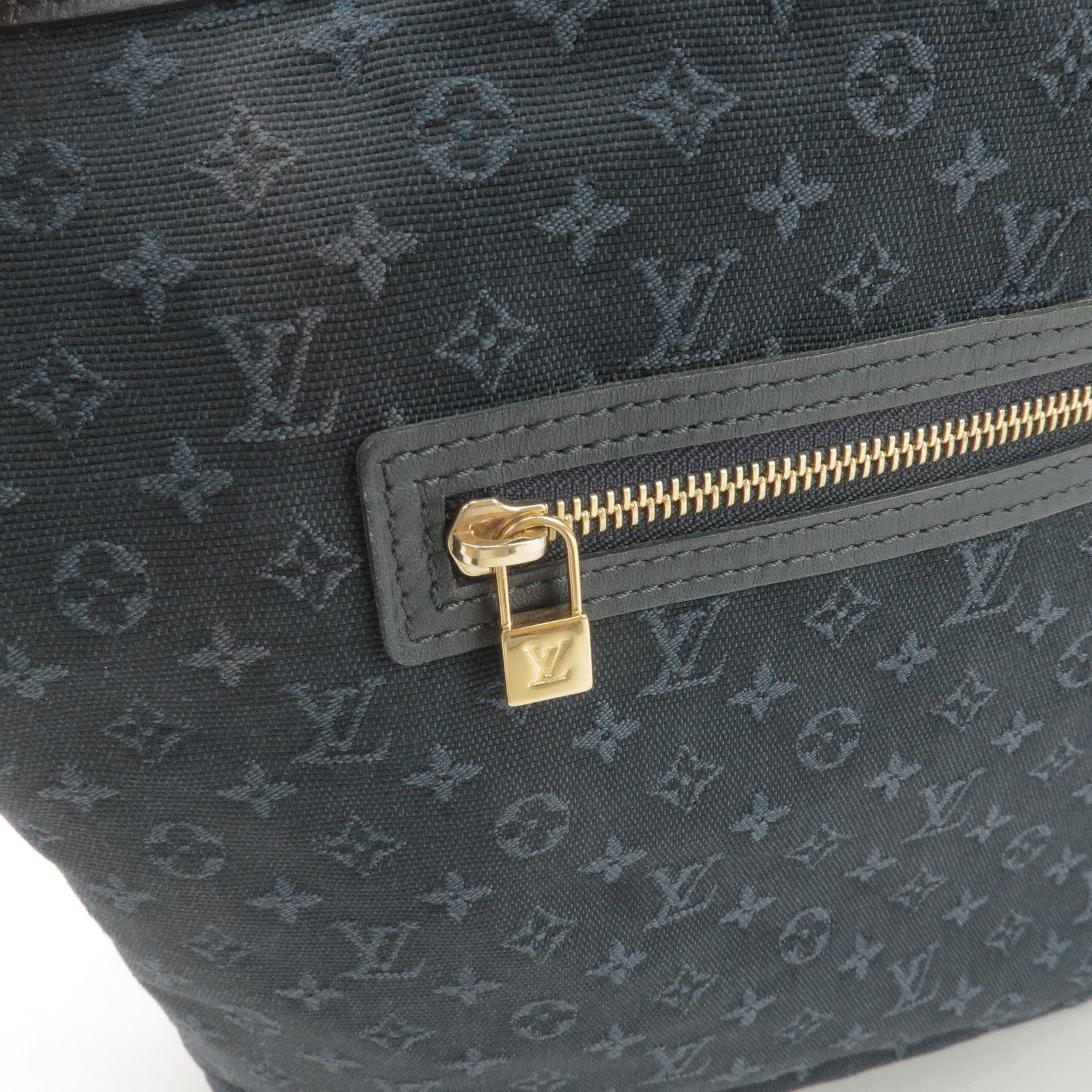Louis Vuitton // Odyssey Review & What Fits 
