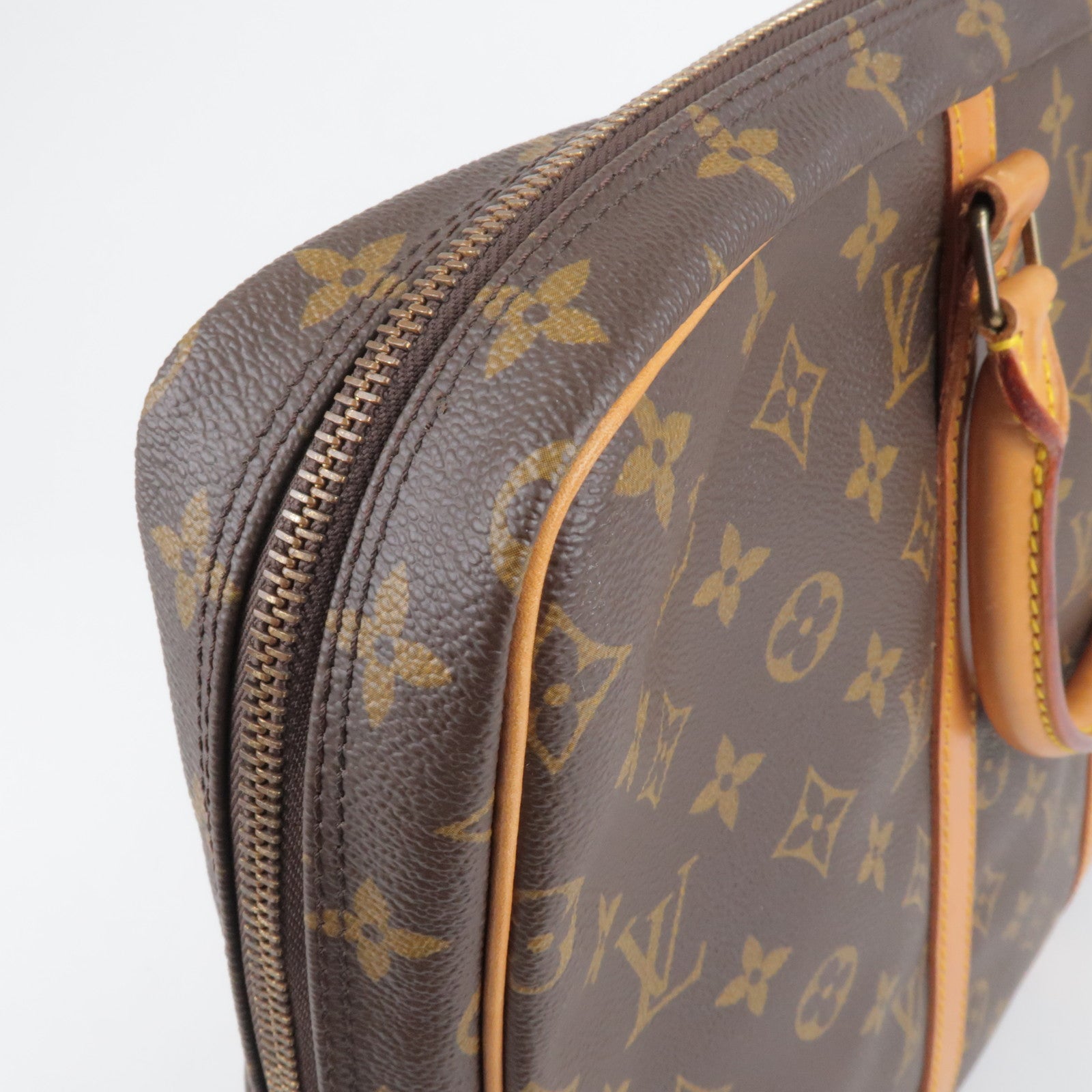 Louis Vuitton Porte-Documents Voyage Shoulder Bags for Women