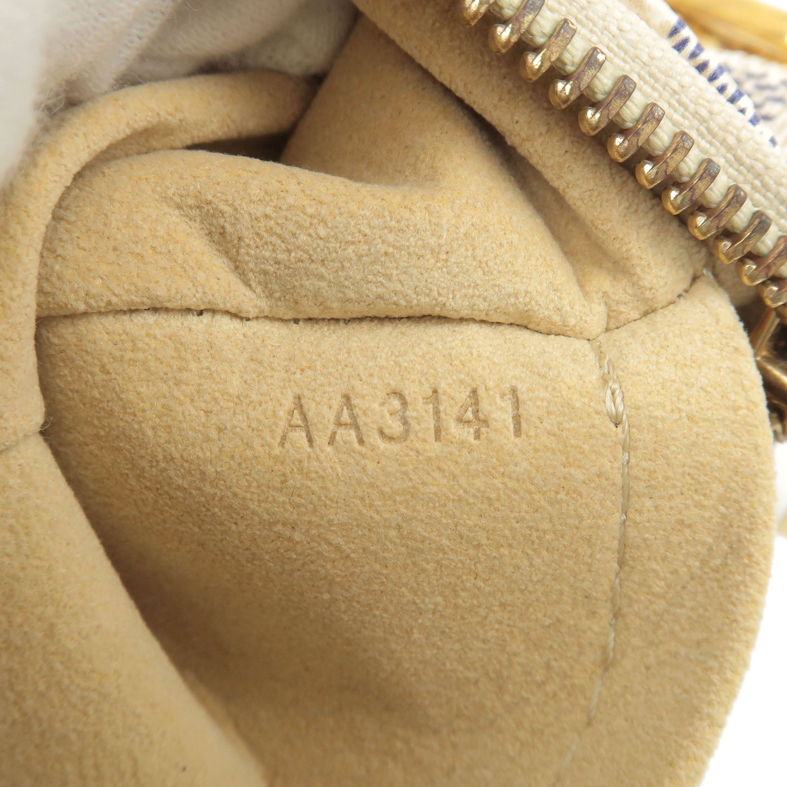 Mila - MM - Azur - Vuitton - N60027 – Белые женские кошельки Louis Vuitton  - Damier - Pochette - Louis Vuitton Brazza Wallet In Taiga 7.5in 19cm Blac