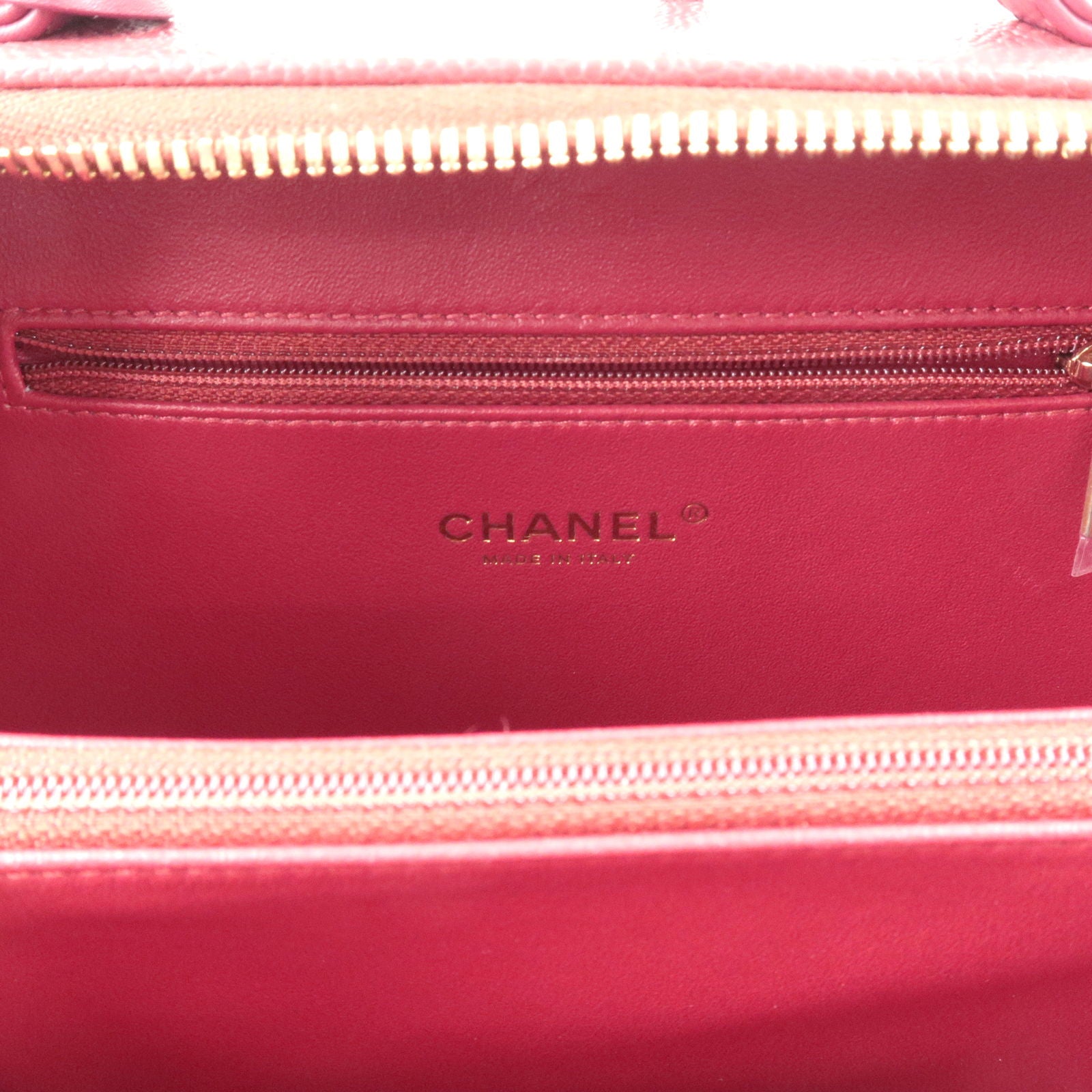 CHANEL-CC-Filigree-Caviar-Skin-Vanity-Case-Chain-Bag-Red-A93343