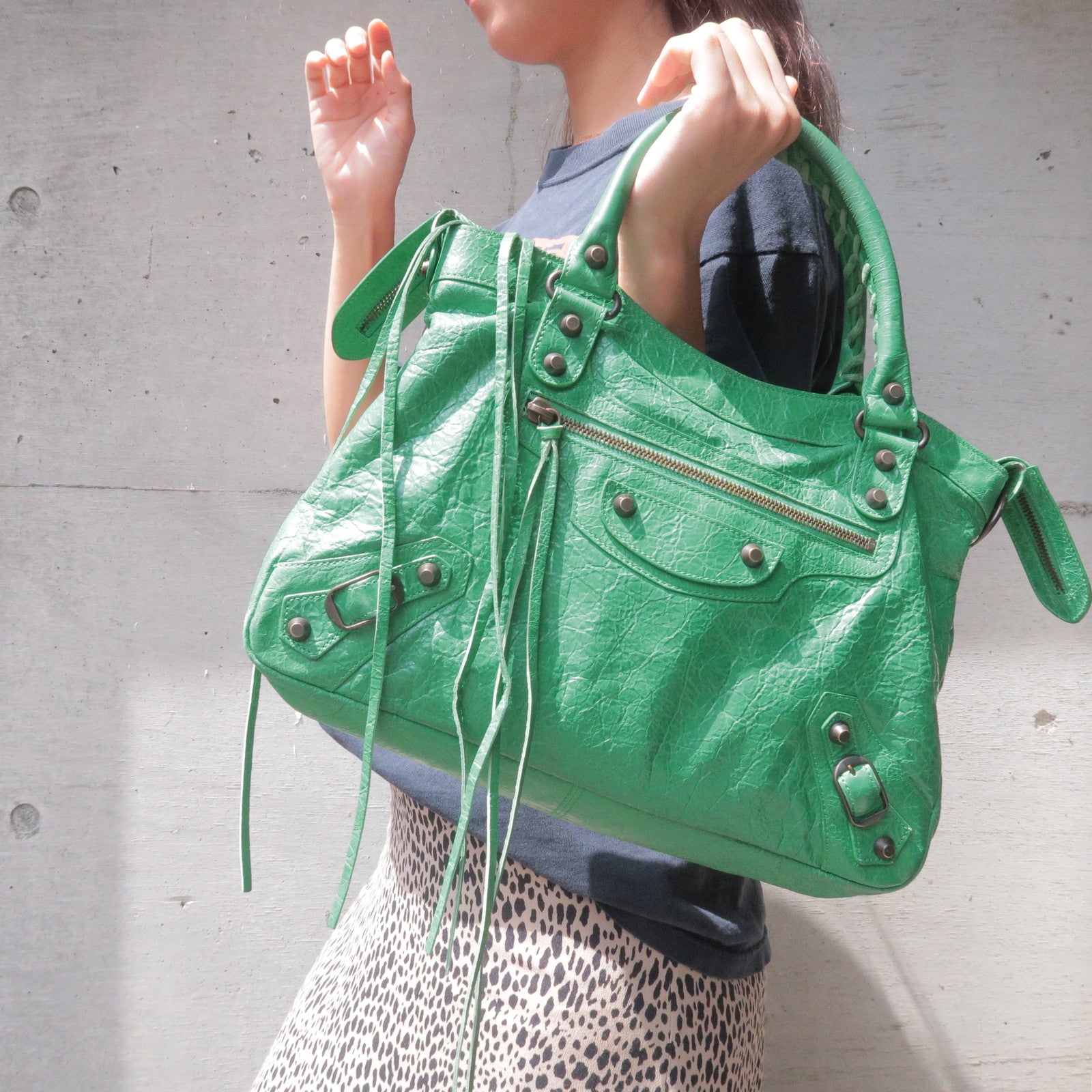 24PF new/BALENCIAGA アーミー メッセンジャーバッグ Bag Green Balenciaga Army Large Belt Bag - Green | Editorialist